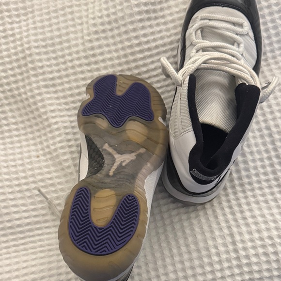 Jordan 11 black and White High-Top Sneakers - Picture 4 of 5